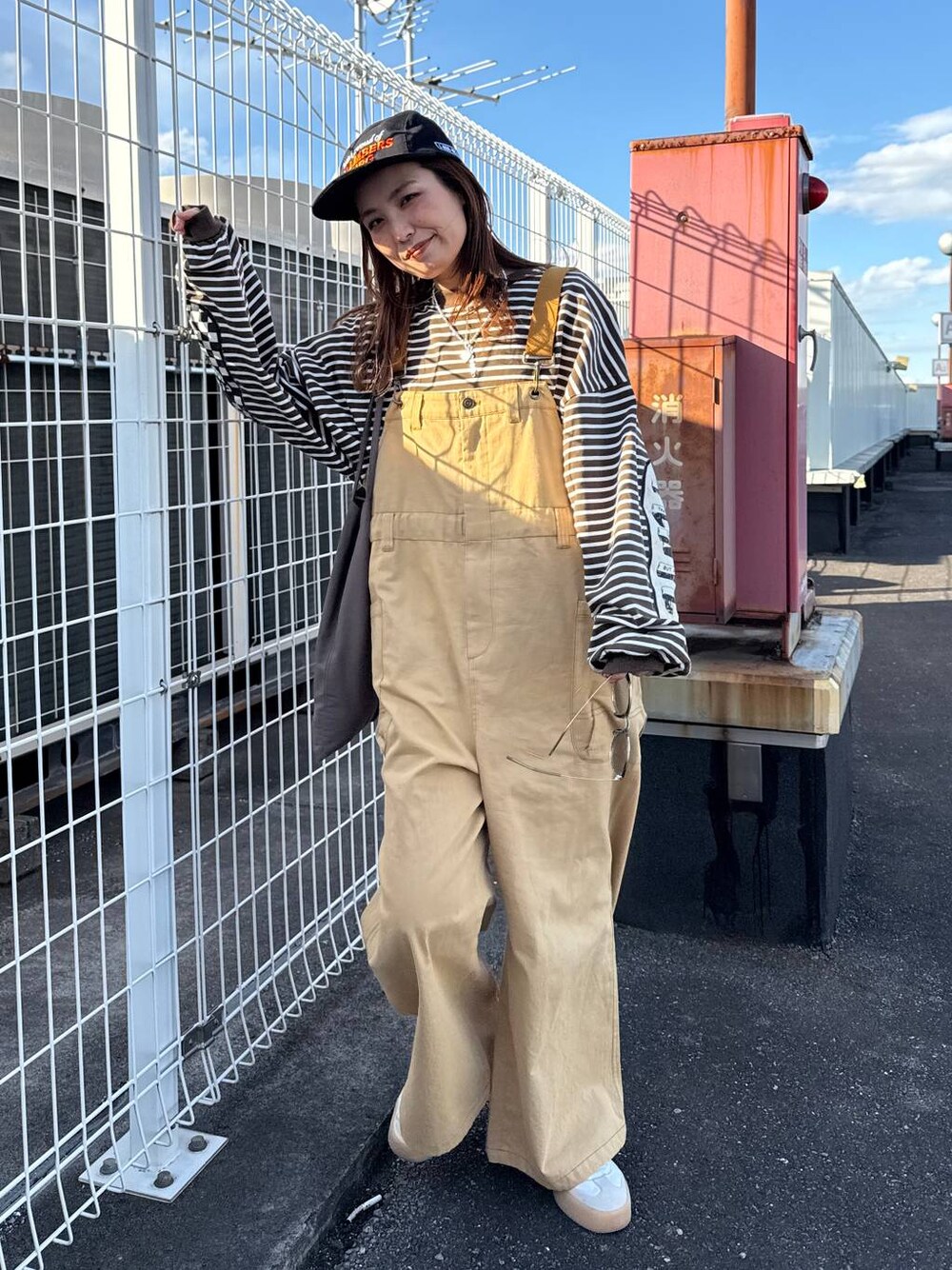 その他のTシャツ/カットソーを着用したレディースの冬コーディネートの1枚目の写真