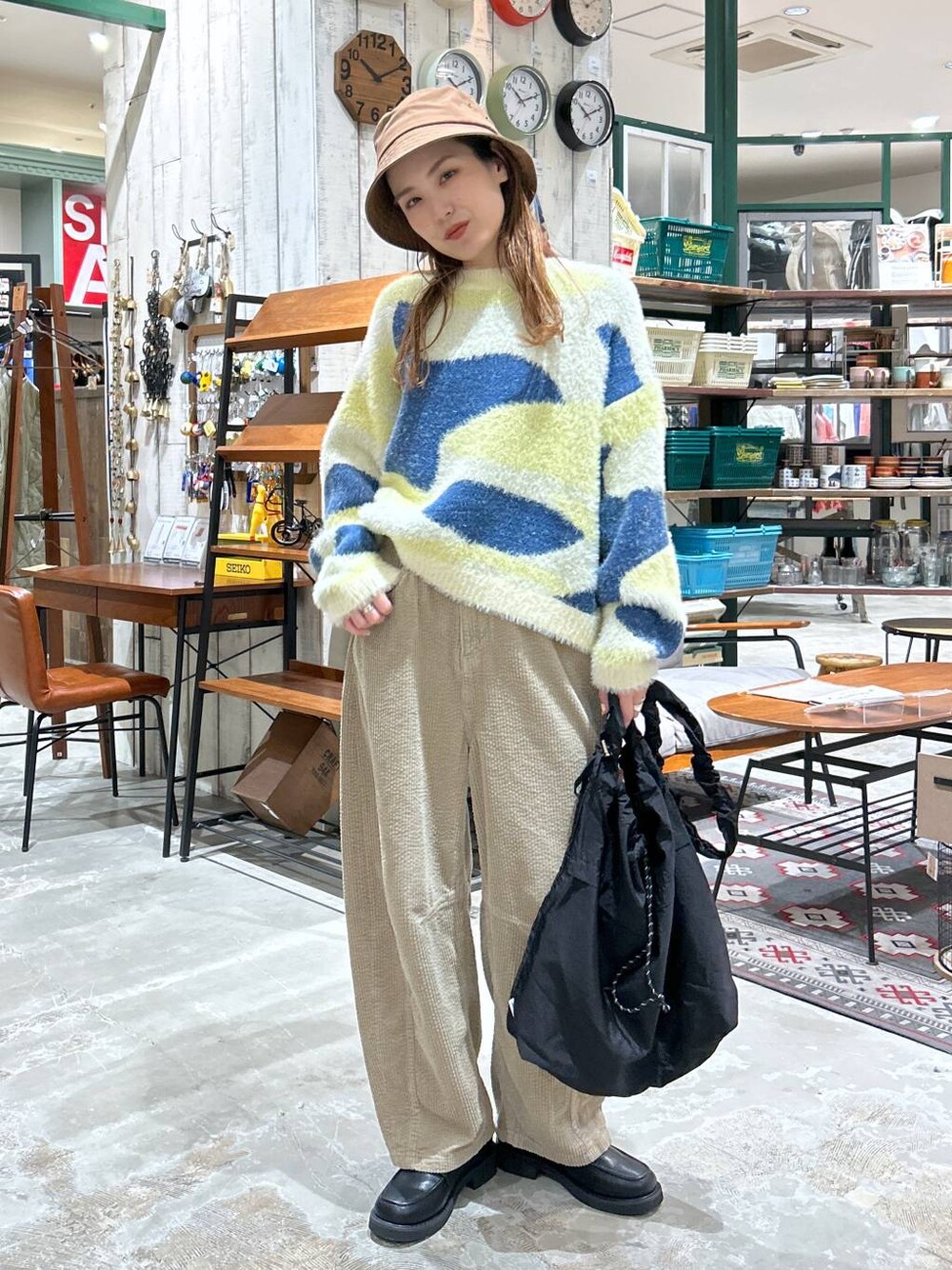 ブラック系のローファー、ブラック系のショルダーバッグ、イエロー系のその他パンツを着用したレディースの冬コーディネートの1枚目の写真