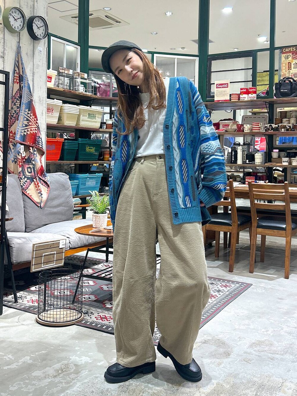 ブラック系のローファー、ブルー系のカーディガン/ボレロ、グレー系のその他トップスを着用したレディースの冬コーディネートの1枚目の写真