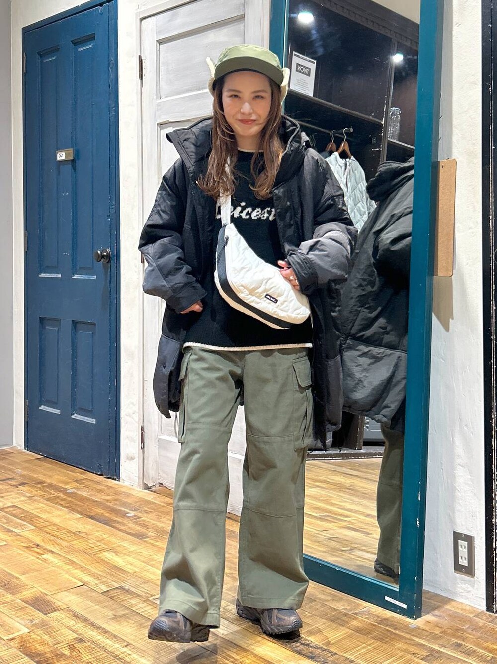 その他のブルゾン、ブラウン系のスニーカー、ベージュ系のショルダーバッグを着用したレディースの冬コーディネートの1枚目の写真