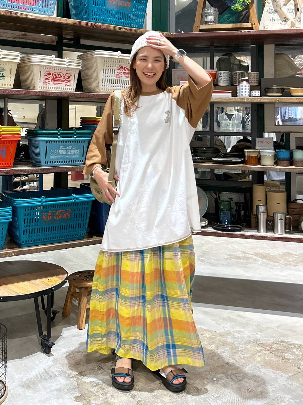 その他のサンダル、イエロー系のスカート、ベージュ系のニットキャップ/ビーニーを着用したレディースの夏コーディネートの1枚目の写真