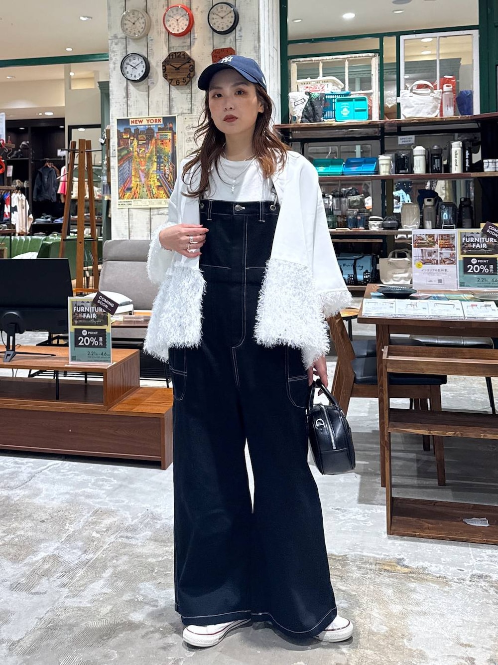 ホワイト系のTシャツ/カットソー、ブラック系のボストンバッグ、ホワイト系のシャツ/ブラウスを着用したレディースの冬コーディネートの1枚目の写真