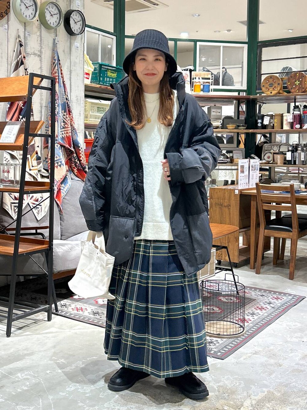 その他のスカート、ホワイト系のトートバッグ、ブラック系のローファーを着用したレディースの冬コーディネートの1枚目の写真