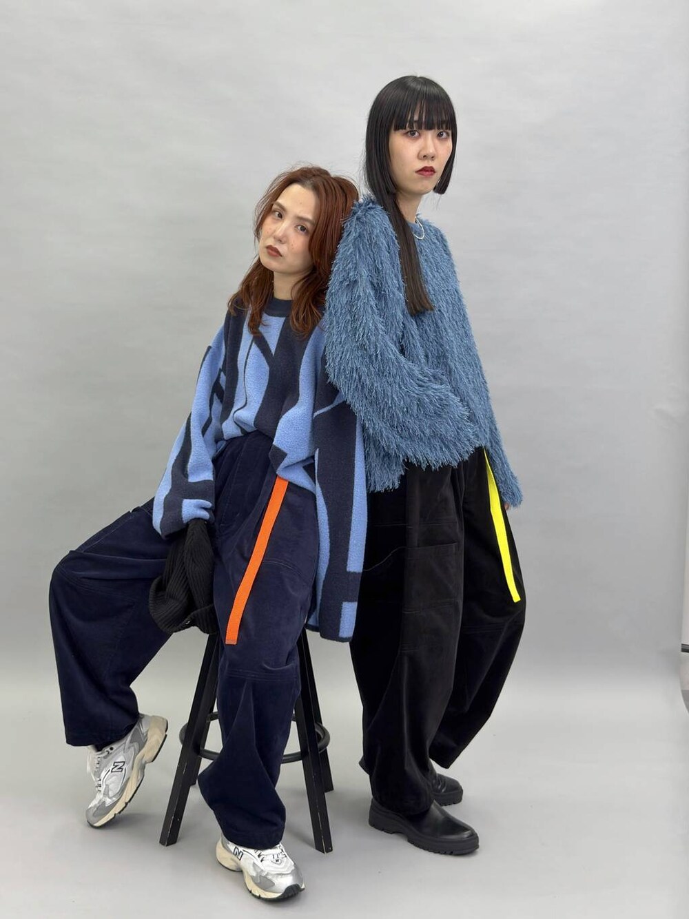 グレー系のスニーカー、ブルー系のその他パンツ、ブラック系のその他パンツを着用したレディースの秋コーディネートの1枚目の写真