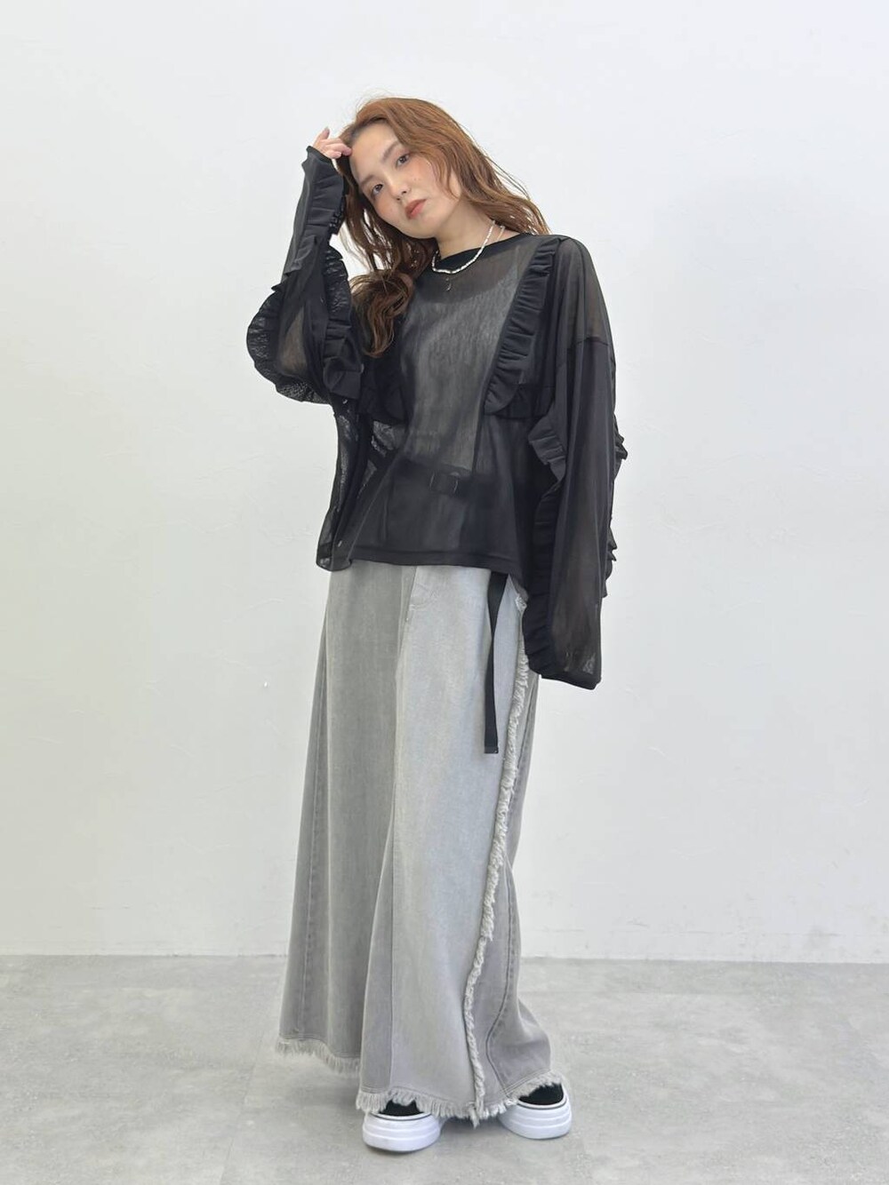 グレー系のデニムスカート、ブラック系のTシャツ/カットソーを着用したレディースの冬コーディネートの1枚目の写真