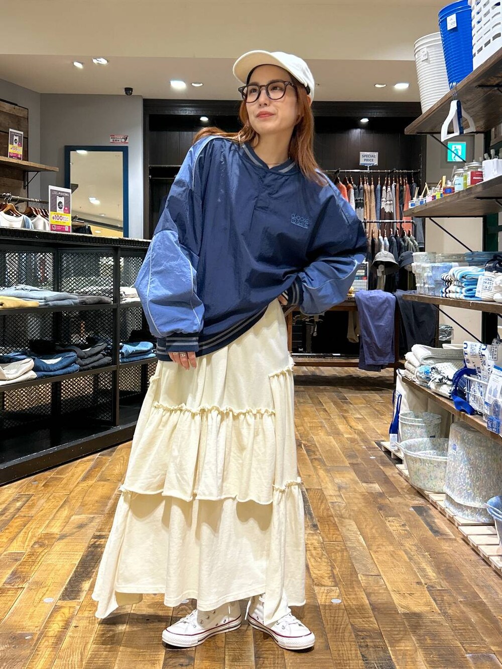 ブルー系のその他トップス、ベージュ系のキャップを着用したレディースの春コーディネートの1枚目の写真