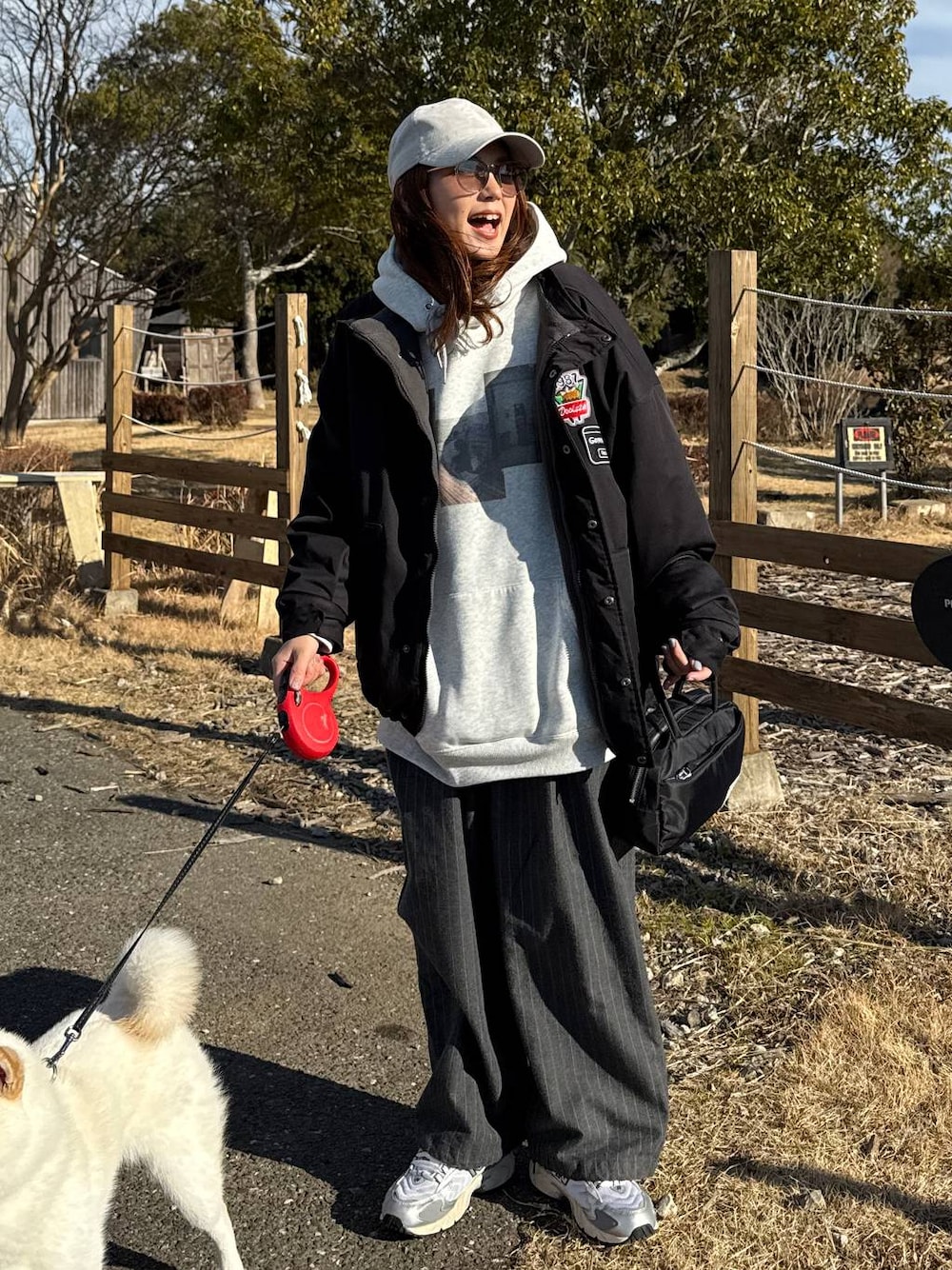 ブラック系のボストンバッグ、グレー系のその他パンツを着用したレディースの冬コーディネートの1枚目の写真