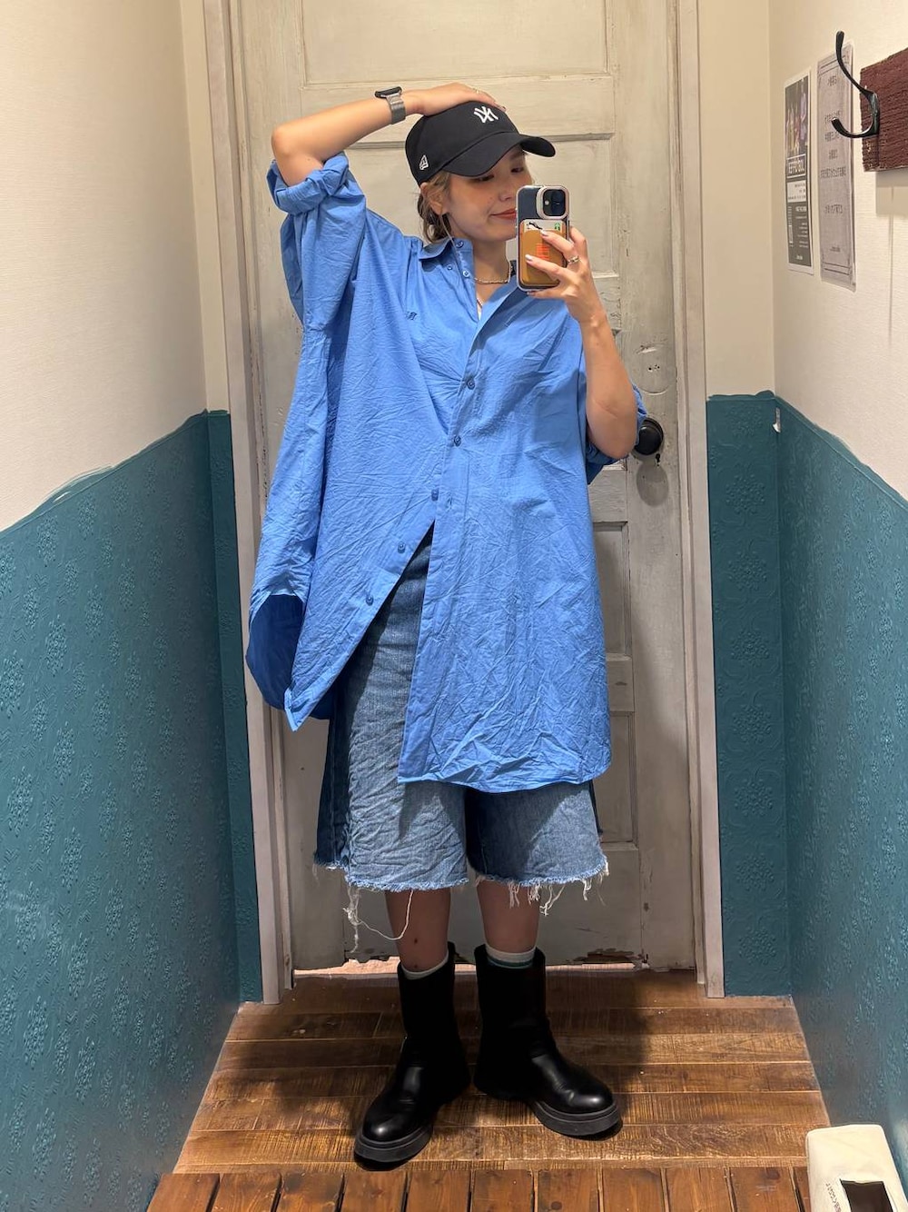 ブラック系のブーツ、ブルー系のデニムパンツ、ブルー系のシャツ/ブラウスを着用したレディースの夏コーディネートの1枚目の写真