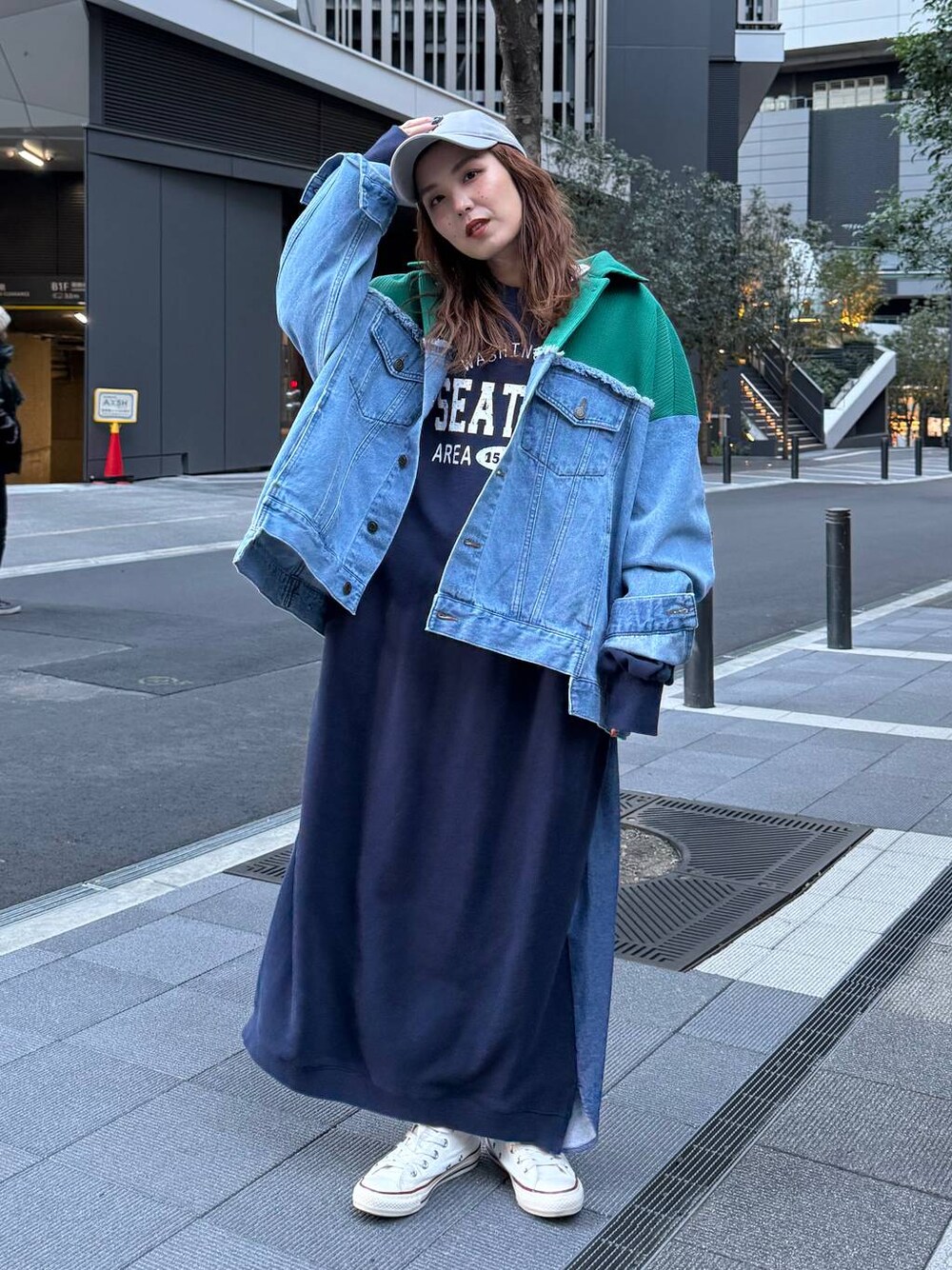 ブルー系のワンピースを着用したレディースの冬コーディネートの1枚目の写真