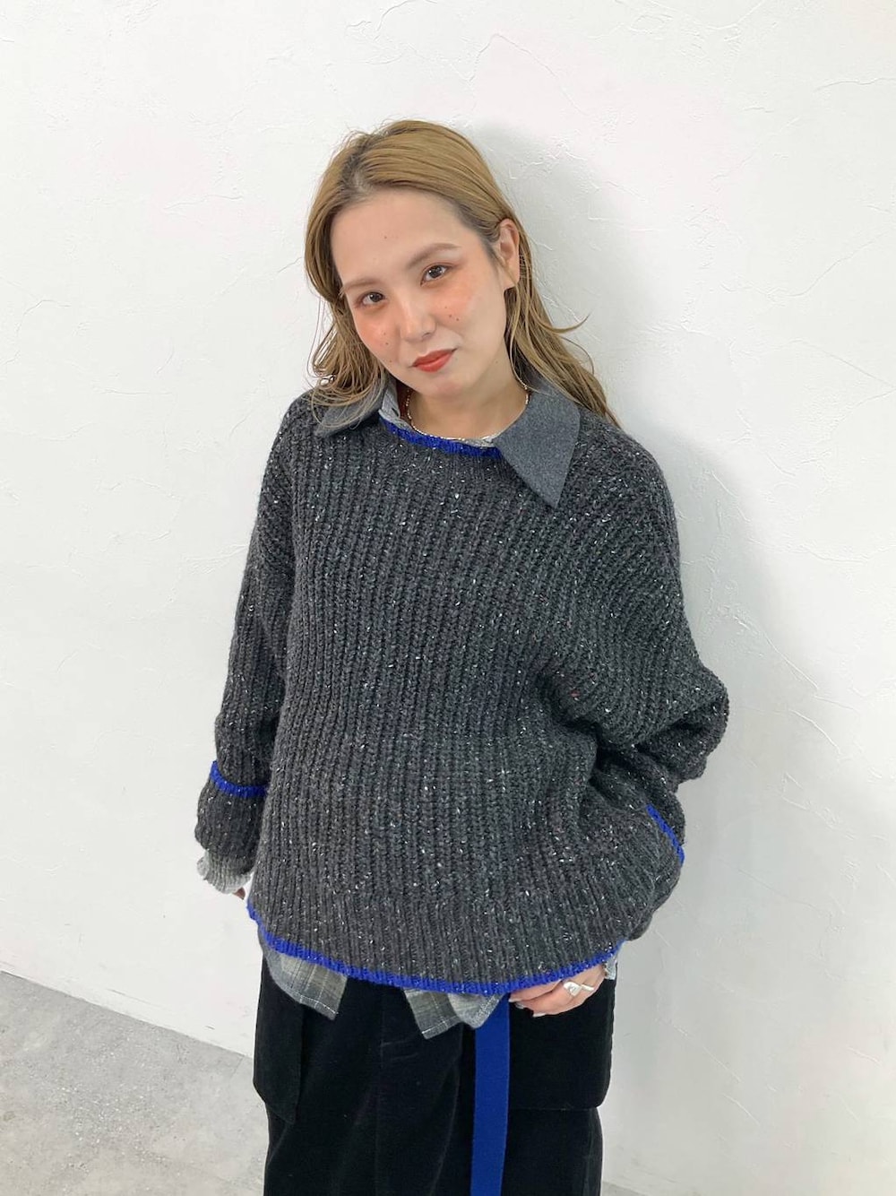 グリーン系のシャツ/ブラウス、ブラック系のニット/セーター、ブラック系のスカートを着用したレディースの秋コーディネートの1枚目の写真