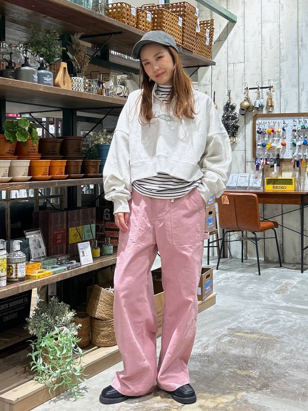 ブラック系のローファー、ピンク系のその他パンツ、ホワイト系のTシャツ/カットソーを着用したレディースの冬コーディネートの1枚目の写真