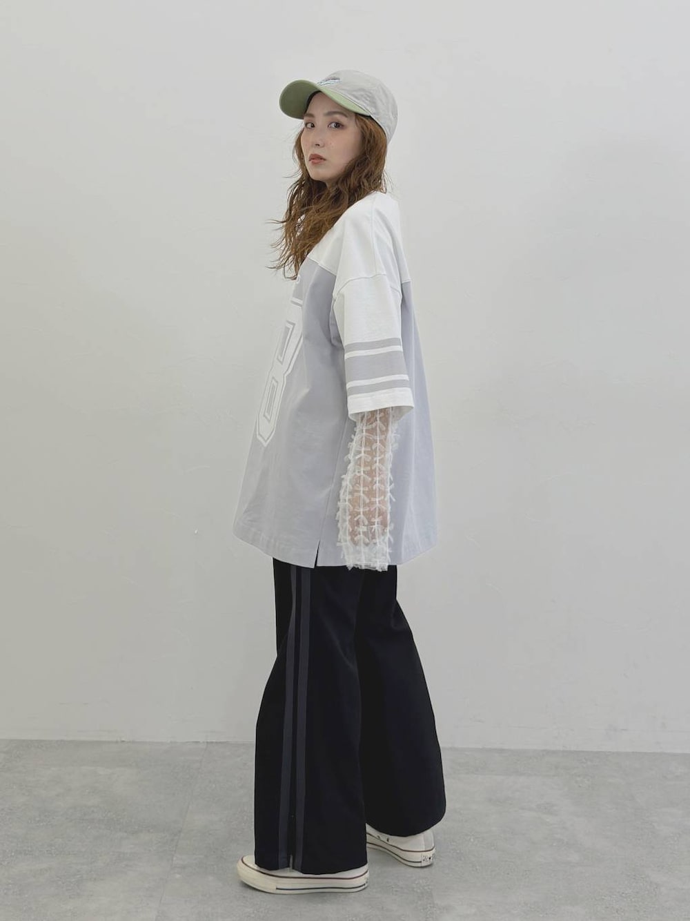 グレー系のTシャツ/カットソー、ブラック系のその他パンツ、グレー系のキャップを着用したレディースの冬コーディネートの1枚目の写真