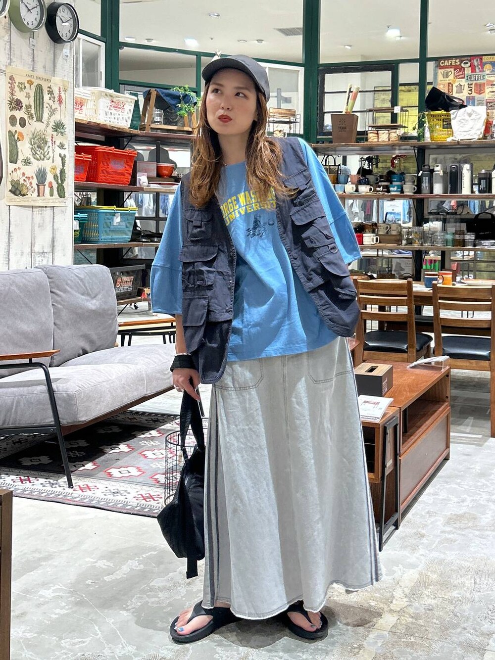 ブラック系のショルダーバッグ、グレー系のスカート、グレー系のベストを着用したレディースの夏コーディネートの1枚目の写真