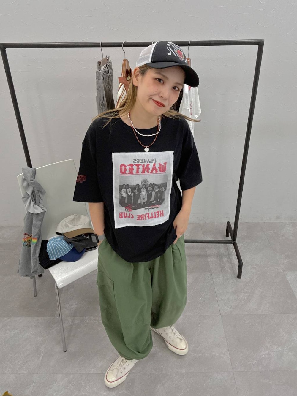 グリーン系のカーゴパンツ、ブラック系のTシャツ/カットソー、ブラック系のキャップを着用したレディースの夏コーディネートの1枚目の写真