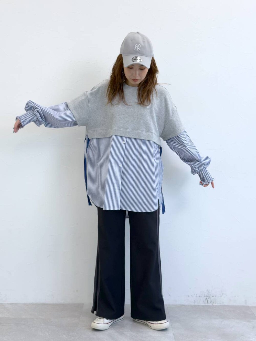 グレー系のシャツ/ブラウス、ブラック系のその他パンツを着用したレディースの冬コーディネートの1枚目の写真