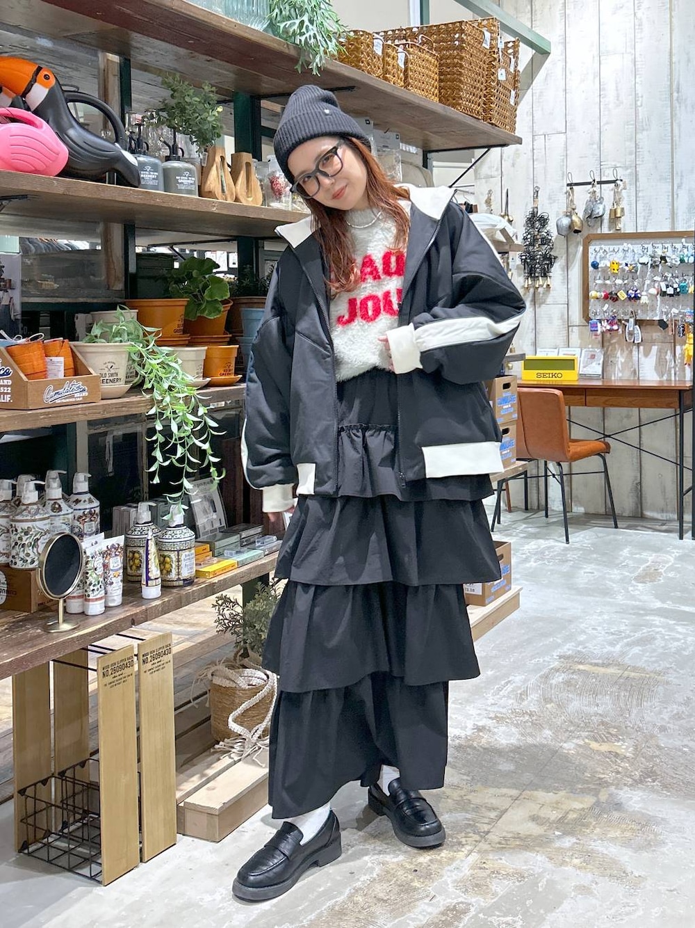 ブラック系のローファー、グレー系のニット/セーター、ブラック系のジャージを着用したレディースの冬コーディネートの1枚目の写真