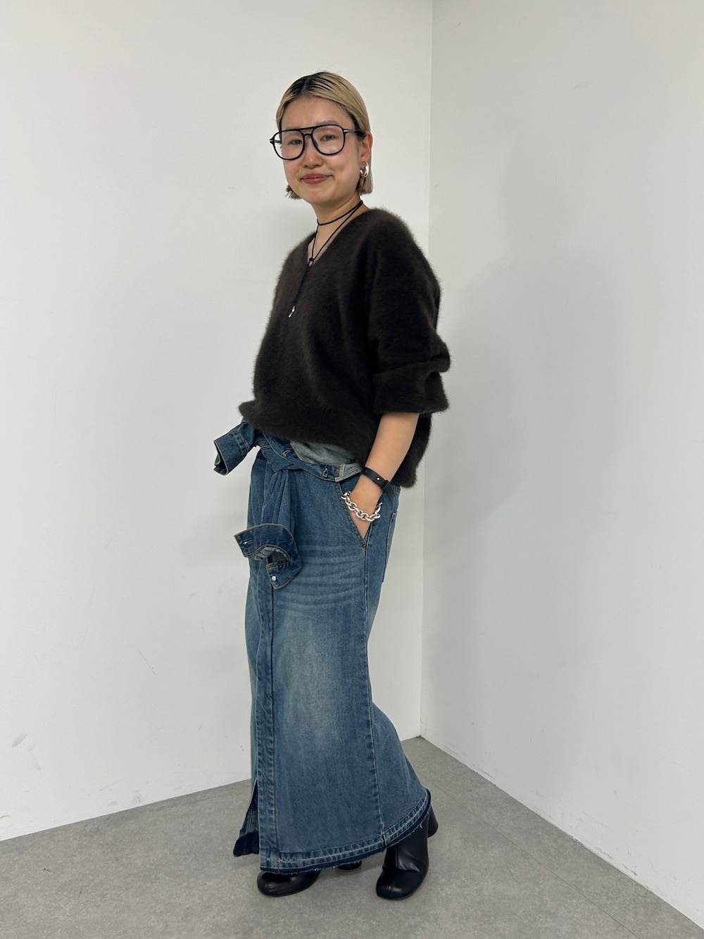 ノーカラーデニムワンピースを使った人気ファッションコーディネート