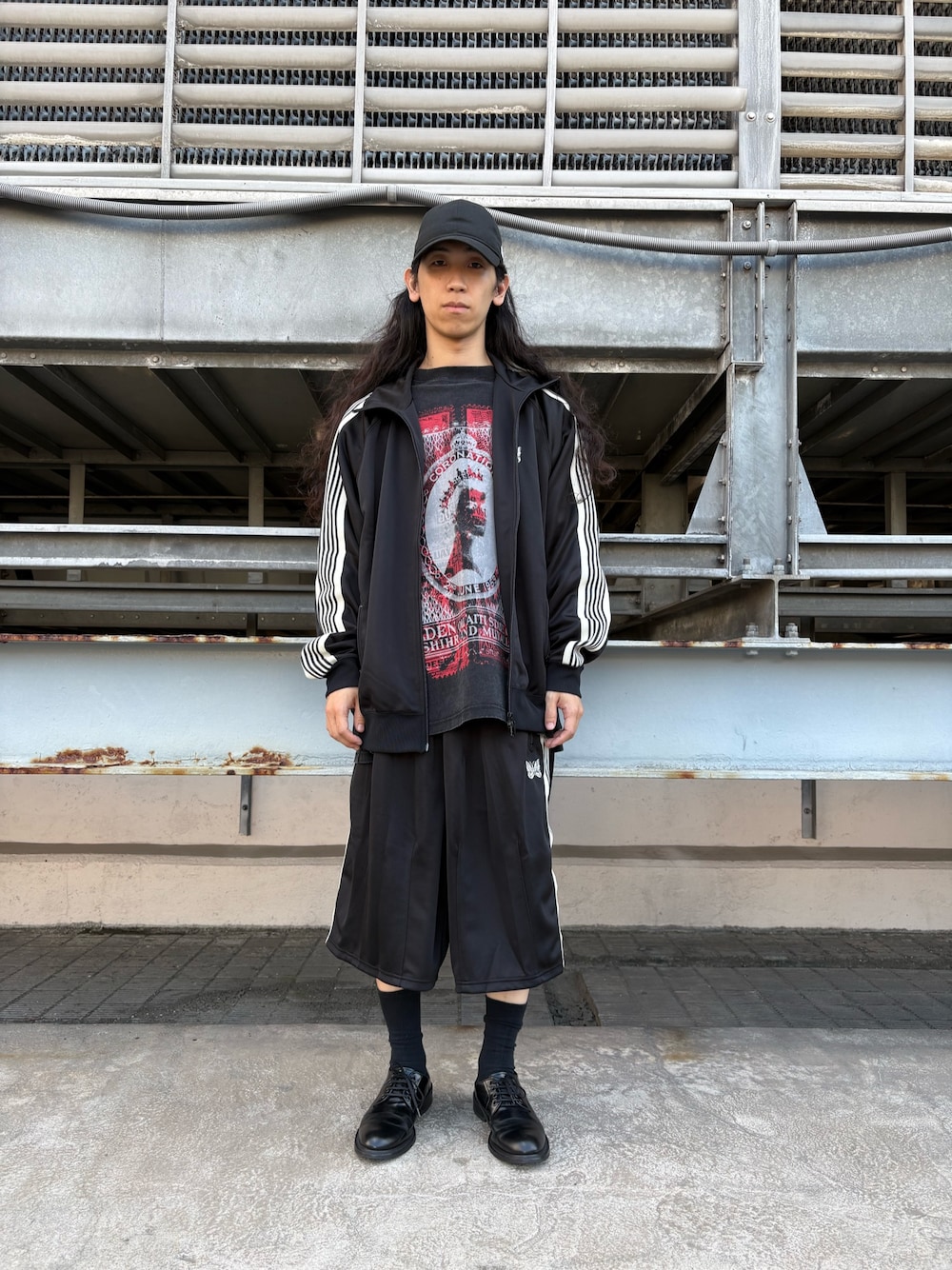 ブラック系のTシャツ/カットソーを着用したメンズの夏コーディネートの1枚目の写真