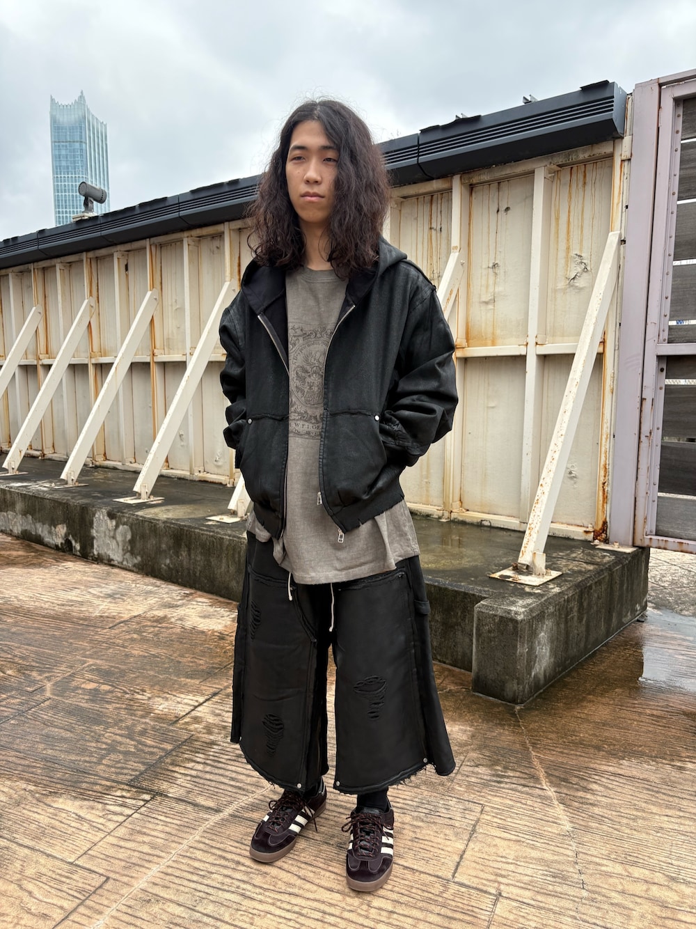 ブラック系のパーカー、ベージュ系のTシャツ/カットソー、ブラック系のスウェットパンツを着用したメンズの秋コーディネートの1枚目の写真