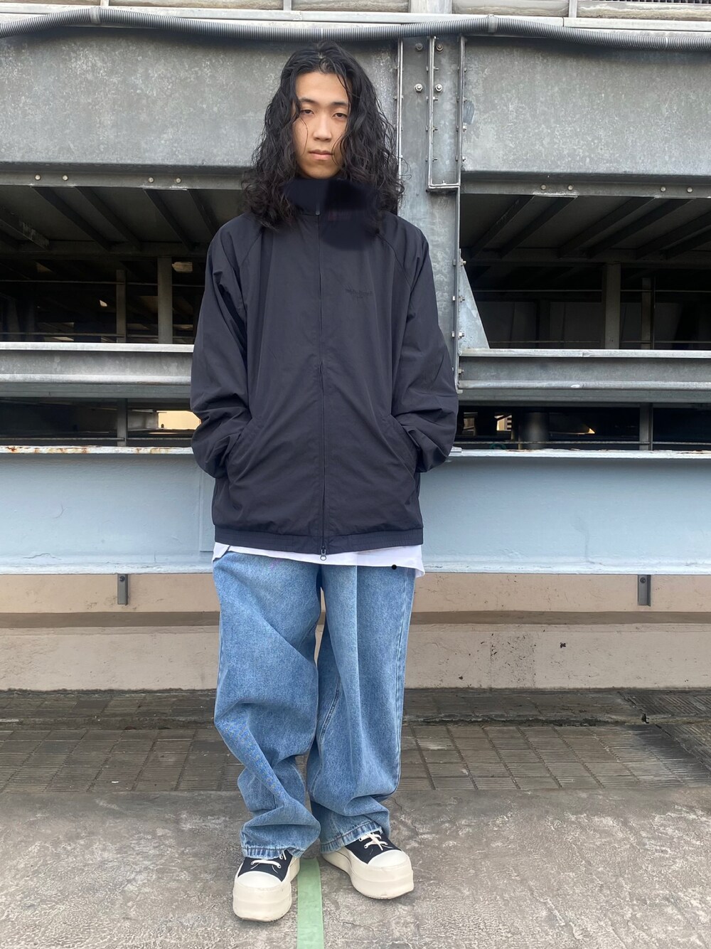 「カジュアル、シンプルコーデ、秋服、デニムコーデ、ゆるコーデ、ストリートコーデ、メンズコーデ、オトナカジュアル、秋冬、秋服コーデ」｜「WHITELANDのWHITELAND/ホワイトランド/ナイロントラックジャケット（ジャージ、ブラック系）」を使った、NABEさん（メンズ・169cm）の秋コーディネートの1枚目の写真