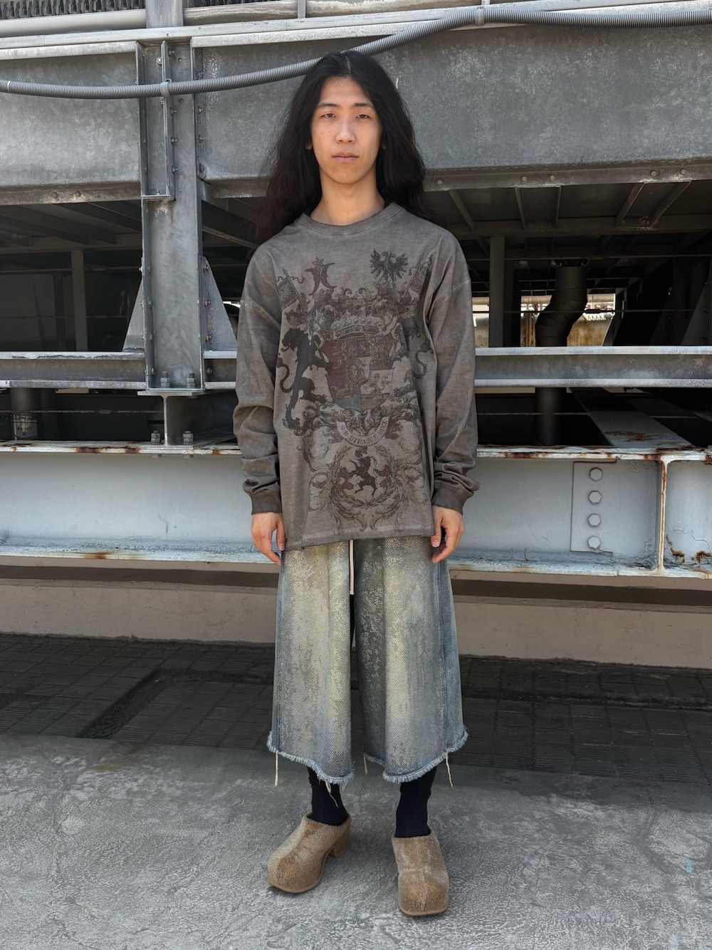 ベージュ系のTシャツ/カットソー、その他のデニムパンツを着用したメンズの夏コーディネートの1枚目の写真