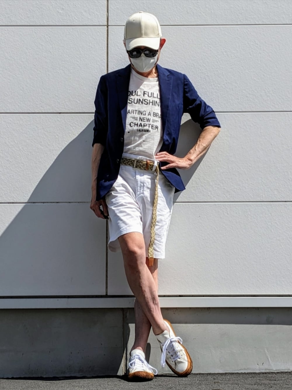 ホワイト系のスニーカー、ホワイト系のTシャツ/カットソー、ホワイト系のその他パンツを着用したメンズの春コーディネートの1枚目の写真