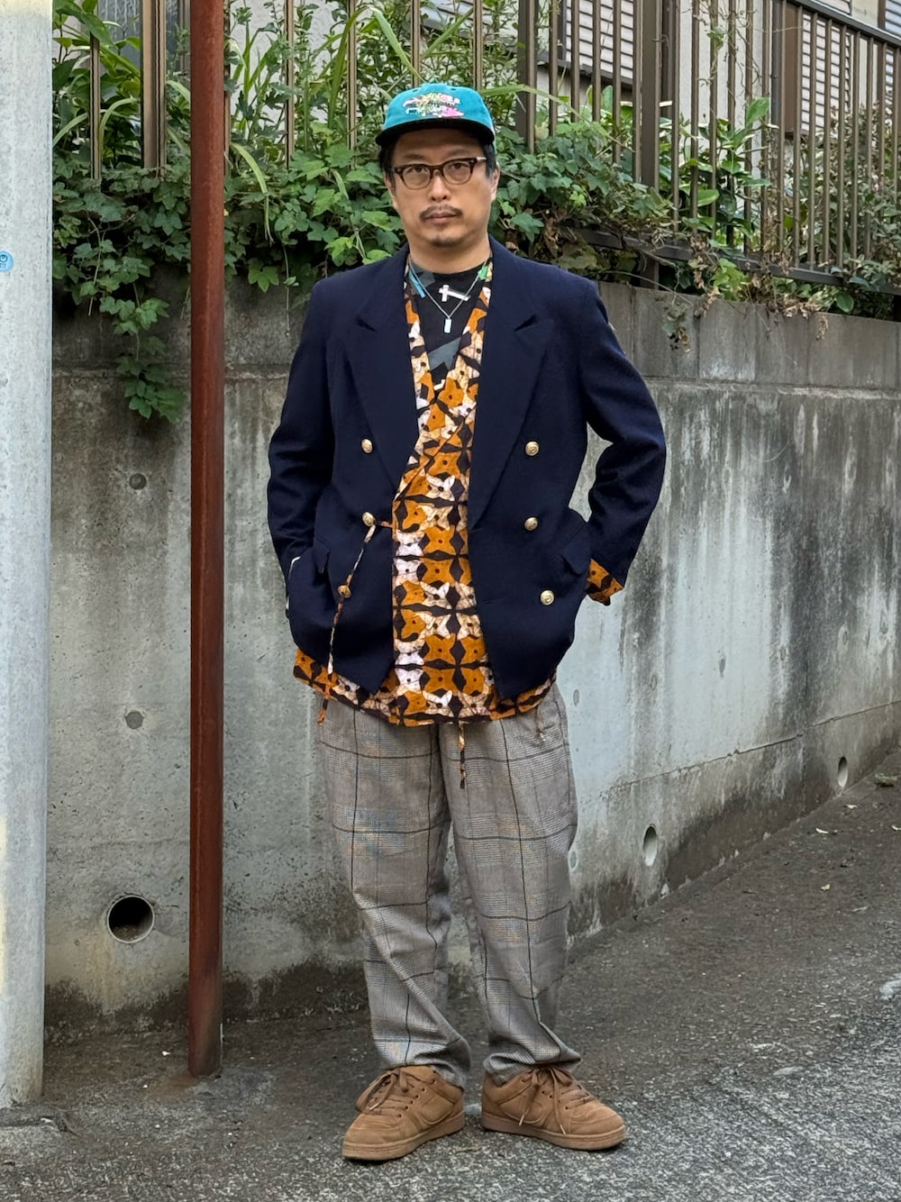 イエロー系のテーラードジャケット、ブラック系のTシャツ/カットソー、ブラック系のスーツジャケットを着用したメンズの秋コーディネートの1枚目の写真
