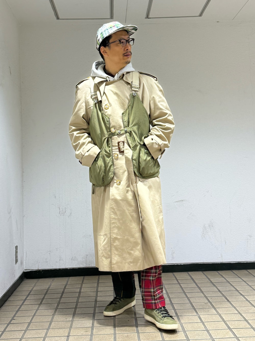 「おっさん、トラッドMIX」｜「BARACUTAのアイテム（トレンチコート、ベージュ系）」を使った、susumubb1さん（メンズ・172cm）の冬コーディネートの1枚目の写真