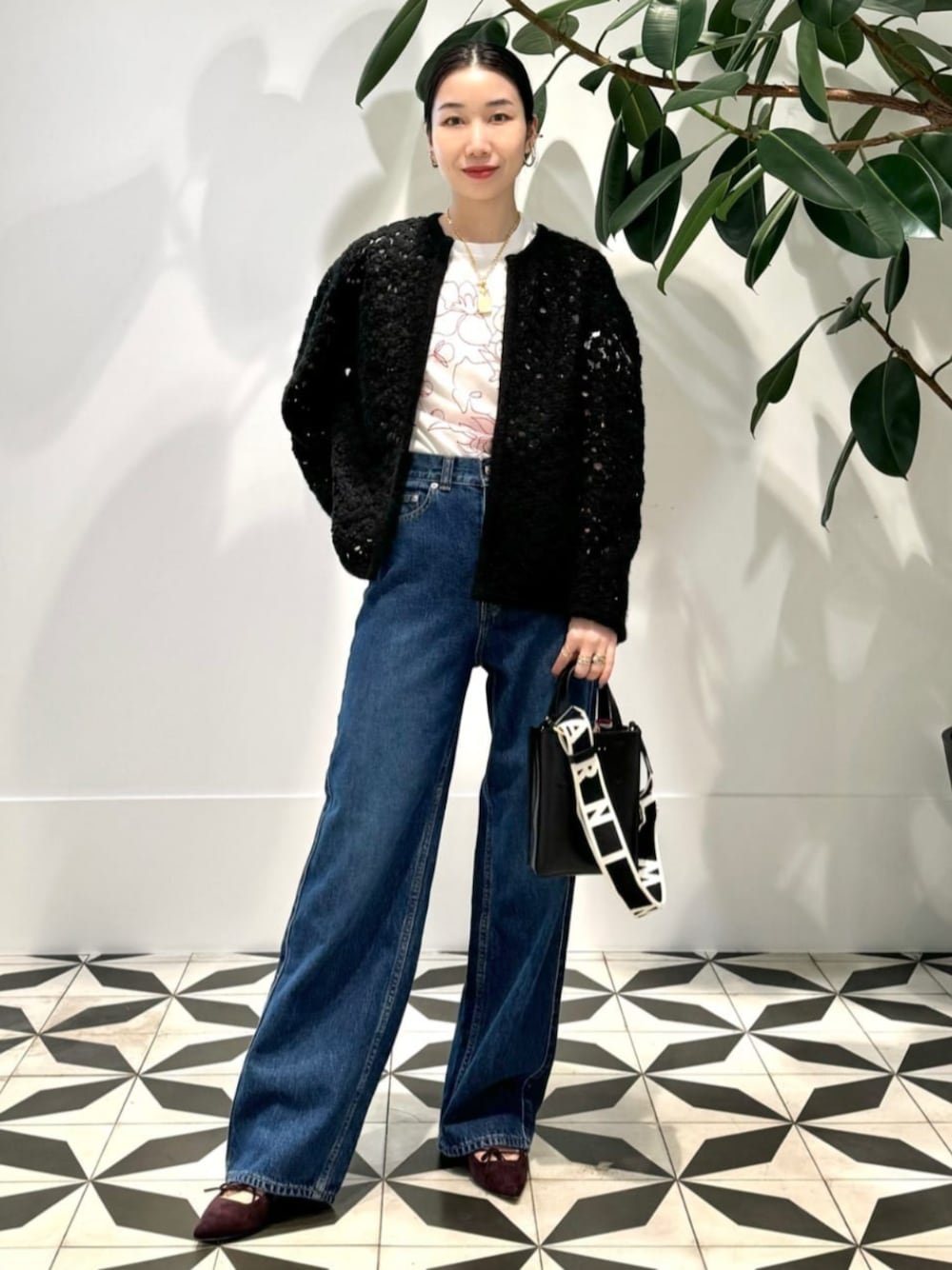 「TOMORROWLAND、トゥモローランド、ballsey、MACPHEE、Lizzie Fortunato、Charlotte Chesnais、ニットジャケット、エンブロイダリー、フラワーモチーフ、Tシャツ、デニム、大人カジュアル」｜「TOMORROWLAND のコットンジャージー キャミソール（キャミソール、ホワイト系）」を使った、Nito_TOMORROWLANDさん（レディース・158cm）の夏コーディネートの1枚目の写真