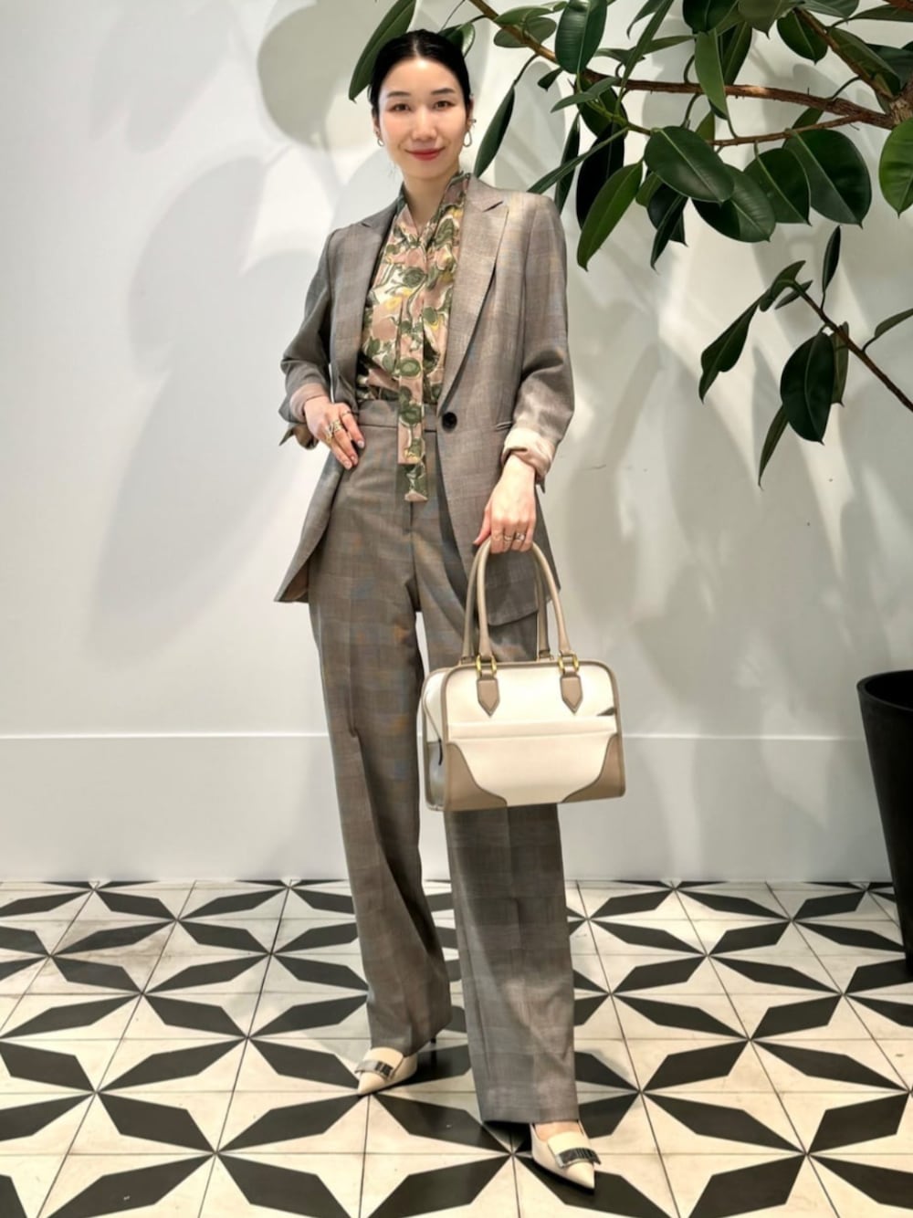 「TOMORROWLAND、トゥモローランド、TOMORROWLAND collection、ballsey、J&M DAVIDSON、sergio rossi、セットアップ、チェックジャケット、チェックパンツ、柄ブラウス、フラワープリント、ノースリーブブラウス」｜「TOMORROWLAND のコットンジャージー キャミソール（キャミソール、ホワイト系）」を使った、Nito_TOMORROWLANDさん（レディース・158cm）の夏コーディネートの1枚目の写真