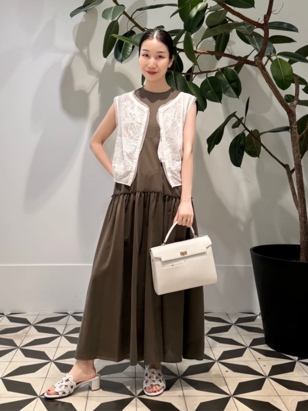 「TOMORROWLAND、トゥモローランド、ballsey、MACPHEE、BACCA、Anya Hindmarch、ノースリーブワンピース、ティアードワンピース、エンブロイダリー、エンブロイダリーブラウス、大人カジュアル、レイヤードスタイル」｜「BACCAのinner piece ベロアジャージー カップインキャミソール（キャミソール、ホワイト系）」を使った、Nito_TOMORROWLANDさん（レディース・158cm）の夏コーディネートの1枚目の写真