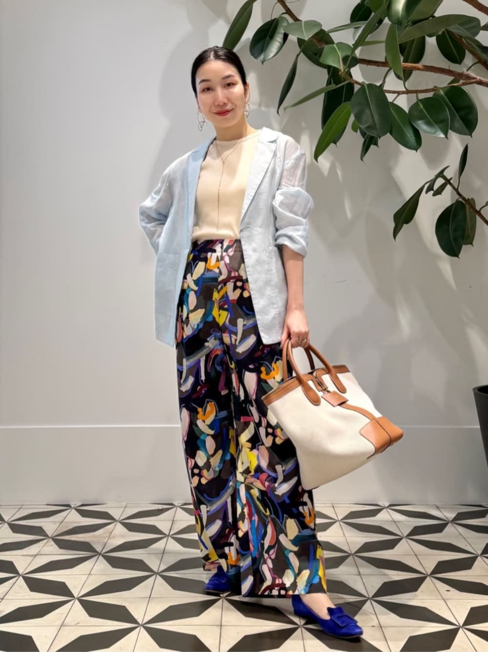「TOMORROWLAND、トゥモローランド、MACPHEE、ballsey、BAR JEWELLERY、TOD'S、ラミー、ラミージャケット、柄パンツ、大人カジュアル、ライトブルー」｜「TOMORROWLAND のコットンジャージー キャミソール（キャミソール、ホワイト系）」を使った、Nito_TOMORROWLANDさん（レディース・158cm）の春コーディネートの1枚目の写真