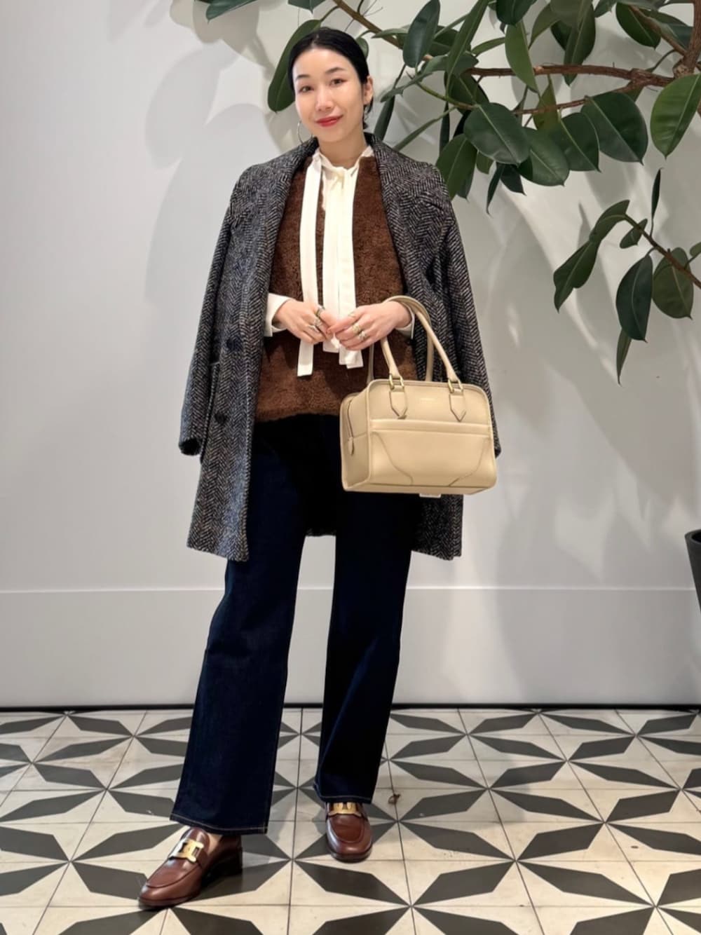 「TOMORROWLAND、トゥモローランド、MACPHEE、TOMORROWLAND collection、ballsey、RED CARD、別注、J&M DAVIDSON、へリンボーン、ピーコート、Pコート、ボアベスト、エコファー、ボウタイブラウス」｜「TOMORROWLAND のコットンジャージー キャミソール（キャミソール、ホワイト系）」を使った、Nito_TOMORROWLANDさん（レディース・158cm）の冬コーディネートの1枚目の写真