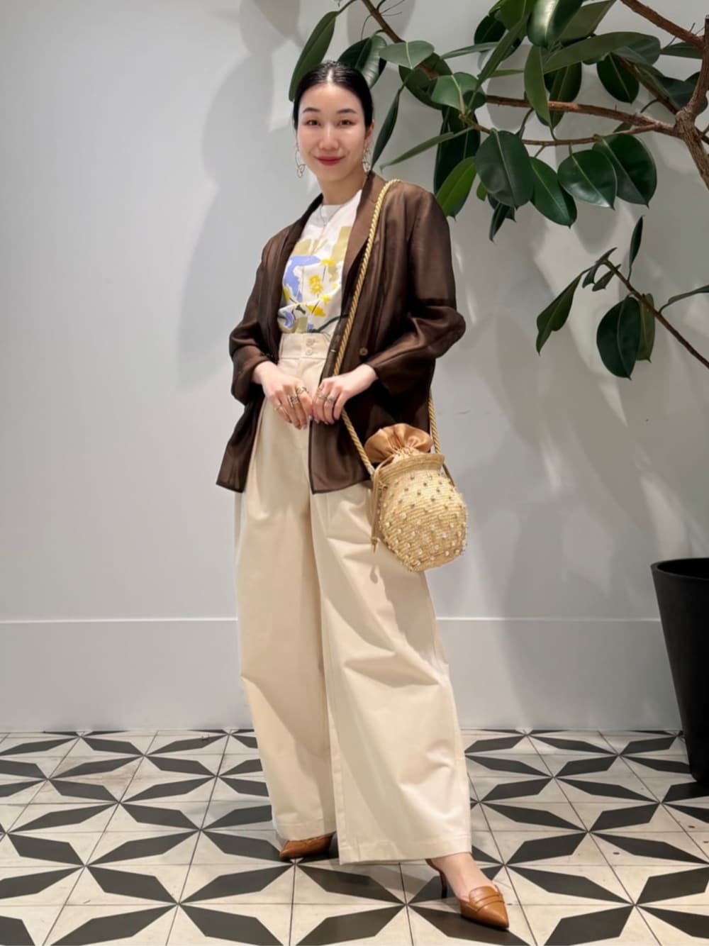「TOMORROWLAND、TOMORROWLAND collection、トゥモローランド、LISA KING、MACPHEE、ballsey、BAR JEWELLERY、LE NINE、オーガンジー、オーガンジージャケット、シアージャケット、ブラウン、プリントT、タックパンツ、大人カジュアル」｜「TOMORROWLAND のコットンジャージー キャミソール（キャミソール、ホワイト系）」を使った、Nito_TOMORROWLANDさん（レディース・158cm）の春コーディネートの1枚目の写真