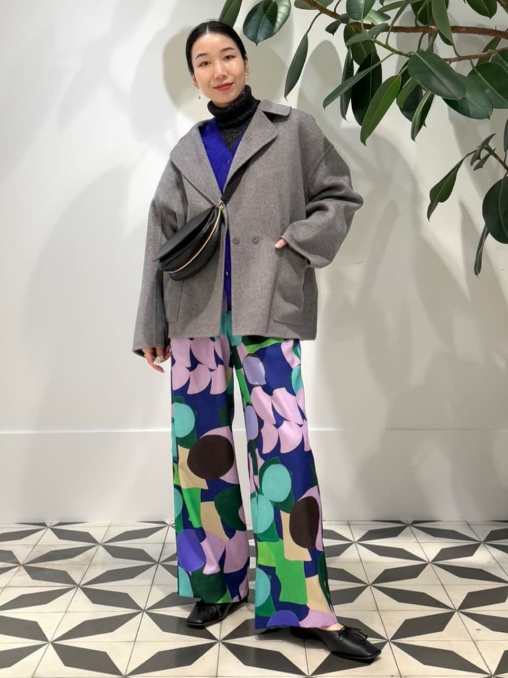 「TOMORROWLAND、トゥモローランド、ballsey、pippichic、WANDLER、ショートコート、フラッフィーニット、ブルー、カーディガン、ラメニット、柄パンツ、レイヤードスタイル」｜「BALLSEYのフラッフィーヤーン Vネックカーディガン（カーディガン/ボレロ、ブルー系）」を使った、Nito_TOMORROWLANDさん（レディース・158cm）の冬コーディネートの1枚目の写真