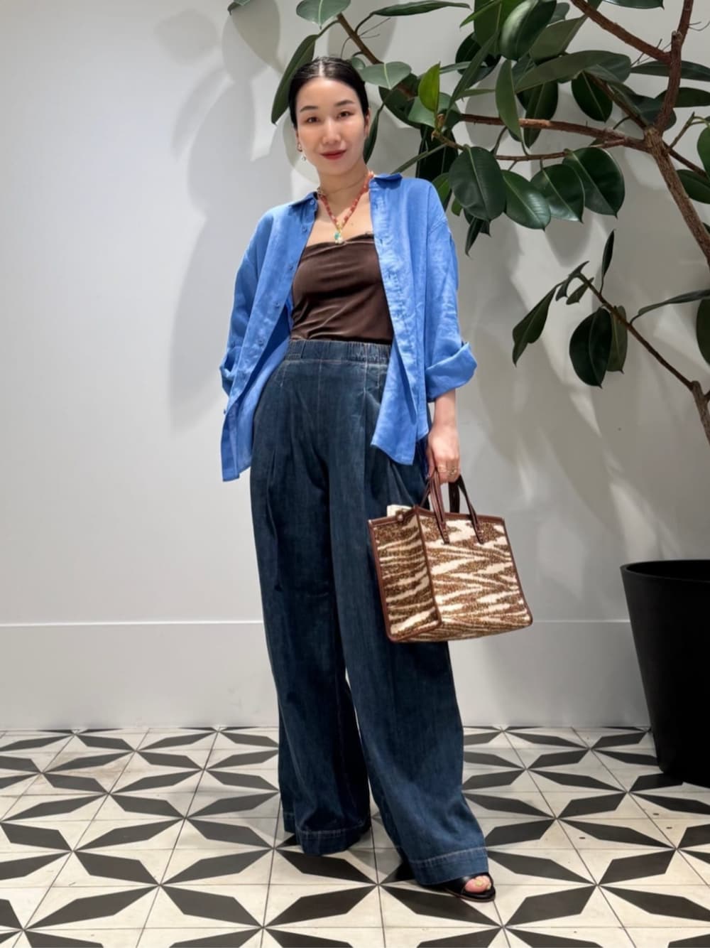 「TOMORROWLAND、トゥモローランド、MACPHEE、BACCA、JAMES PERSE、Lizzie Fortunato、Rieuk、A VACATION、Paloma Barcelo、リネンシャツ、ブルーシャツ、デニム」｜「A VACATIONのA VACATION BREAD M ZEBRA バッグ（トートバッグ、ブラウン系）」を使った、Nito_TOMORROWLANDさん（レディース・158cm）の春コーディネートの1枚目の写真