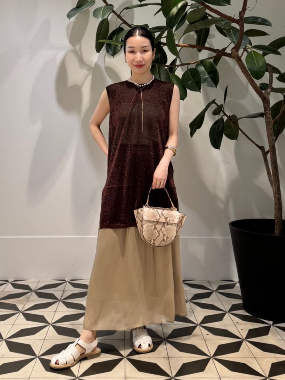 ホワイト系のキャミソール、イエロー系のワンピース、イエロー系のスカートを着用したレディースの夏コーディネートの1枚目の写真