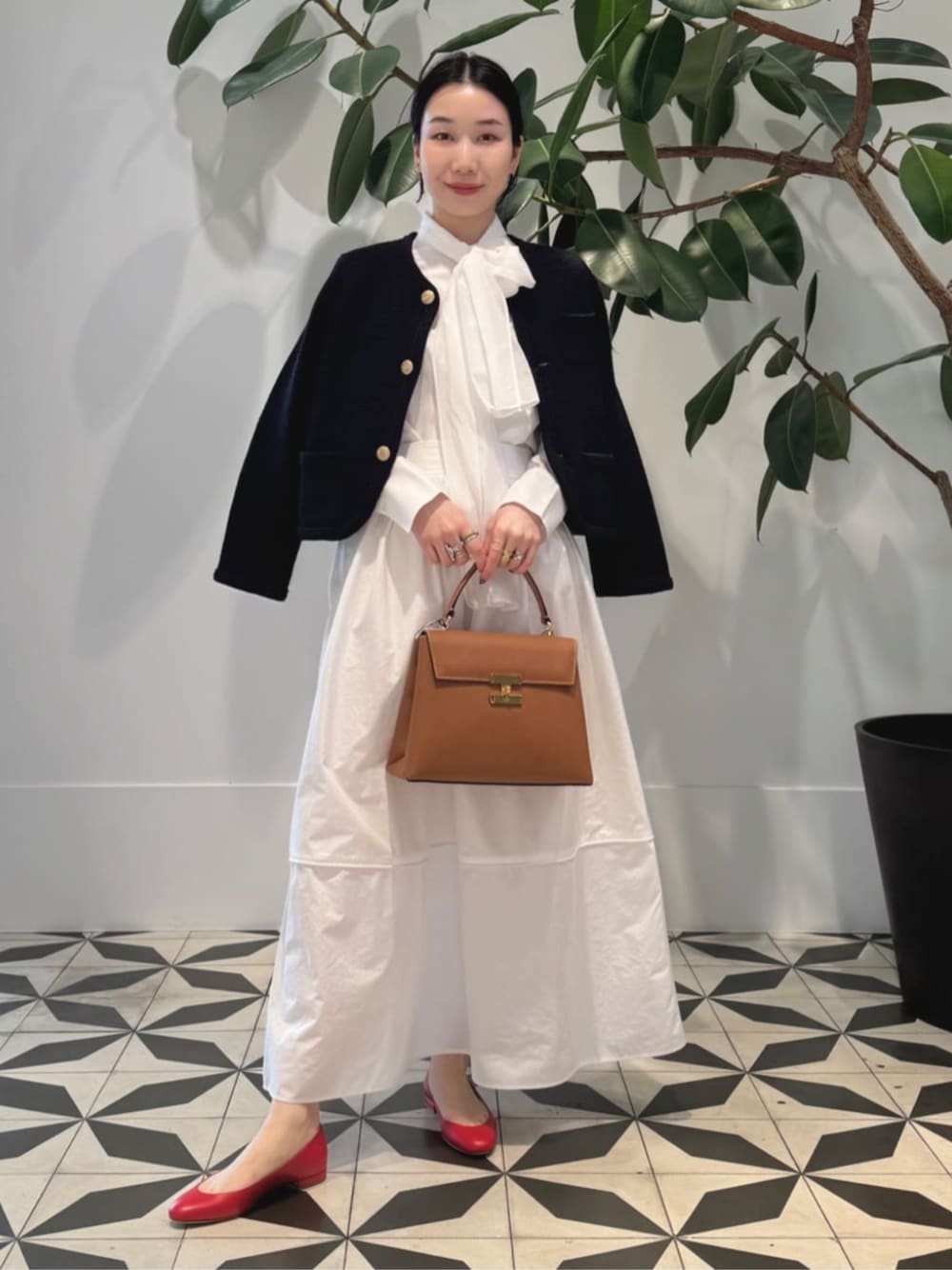 「トゥモローランド、MACPHEE、TOMORROWLAND collection、TOMORROWLAND、ballsey、CARBOTTI、FRANCESCO RUSSO、ニットジャケット、金ボタン、タフタスカート、マキシスカート、ボウタイブラウス、ボウタイシャツ」｜「TOMORROWLAND のセルロースジャージー キャミソール（キャミソール、ホワイト系）」を使った、Nito_TOMORROWLANDさん（レディース・158cm）の春コーディネートの1枚目の写真