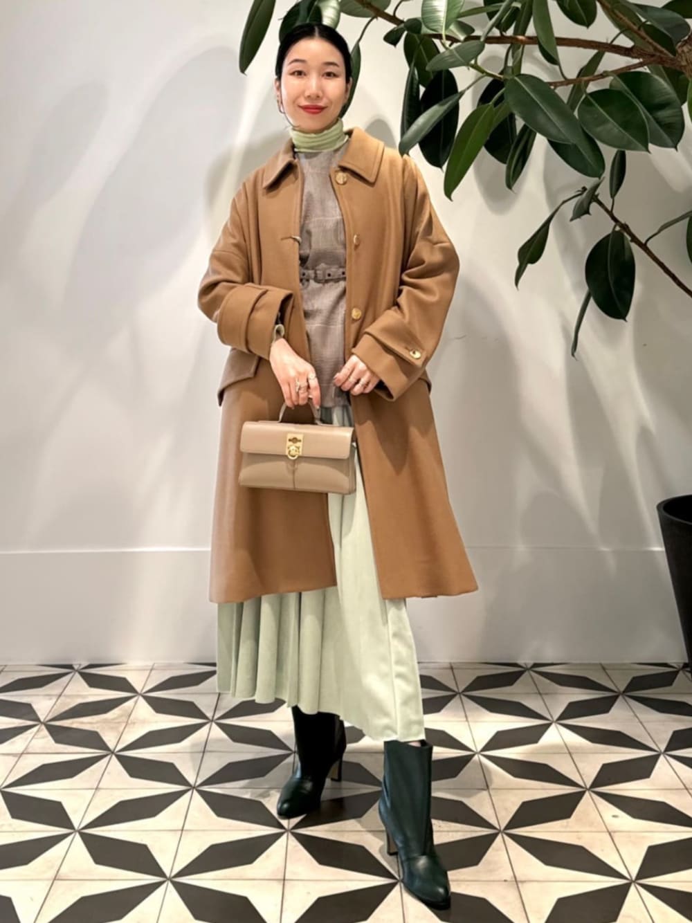 「TOMORROWLAND、トゥモローランド、MACKINTOSH、ballsey、cafune、NEBULONIE、別注、HUMBIE、エコスエード、ライトグリーン、プリーツスカート、大人カジュアル」｜「TOMORROWLAND のコットンシルクリブ タートルネックプルオーバー（Tシャツ/カットソー、グリーン系）」を使った、Nito_TOMORROWLANDさん（レディース・158cm）の秋コーディネートの1枚目の写真