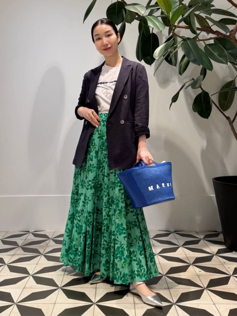 「TOMORROWLAND、トゥモローランド、TOMORROWLAND collection、ballsey、MARIHA、les petits basics、aeyde、MARNI、ダブルジャケット、別注、マキシスカート、柄スカート、グリーン」｜「TOMORROWLAND のコットンジャージー キャミソール（キャミソール、ホワイト系）」を使った、Nito_TOMORROWLANDさん（レディース・158cm）の夏コーディネートの1枚目の写真