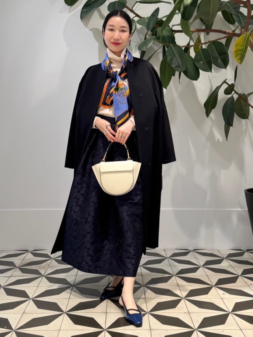 「TOMORROWLAND、トゥモローランド、TOMORROWLAND collection、ballsey、manipuri、NEOUS、TOD'S、カシミヤコート、バレルスカート、フラワーモチーフ、大人カジュアル、スカーフアレンジ」｜「TOMORROWLAND collectionのウェービーカシミヤ ノーカラーコート（ノーカラーコート、ブルー系）」を使った、Nito_TOMORROWLANDさん（レディース・158cm）の冬コーディネートの1枚目の写真