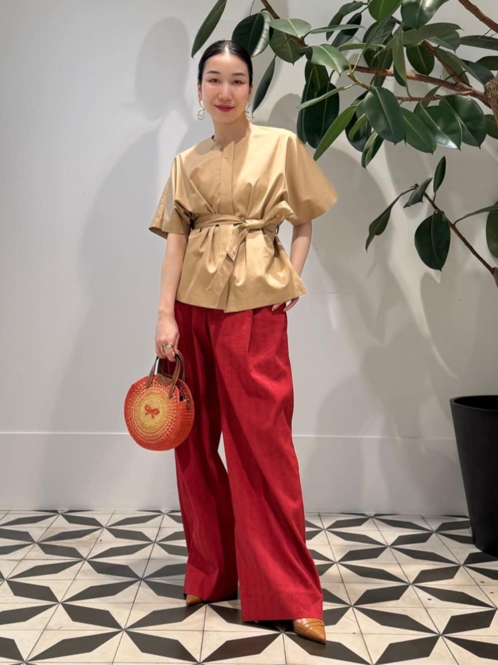 「TOMORROWLAND、TOMORROWLAND collection、TOMORROWLAND .B、トゥモローランド、BAR JEWELLERY、Anya Hindmarch、ベルテッドシャツ、ワイドパンツ、レッド、大人カジュアル」｜「BAR JEWELLERYのBAR Jewellery FLORA ゴールドピアス（ピアス（両耳用）、ゴールド系）」を使った、Nito_TOMORROWLANDさん（レディース・158cm）の春コーディネートの1枚目の写真