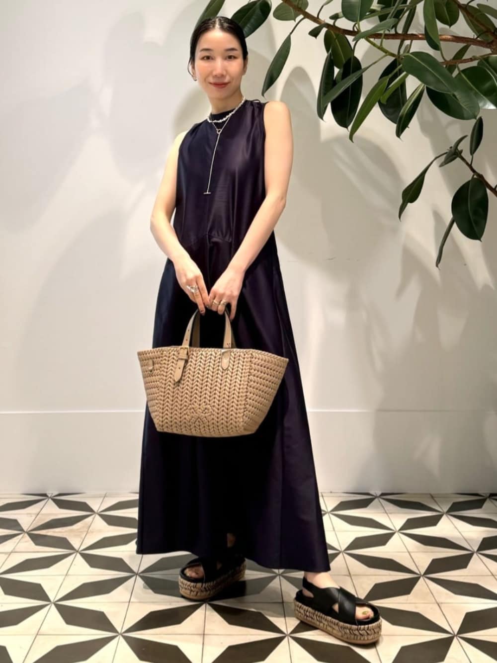 「TOMORROWLAND、トゥモローランド、BACCA、Paloma Barcelo、Anya Hindmarch、Charlotte Chesnais、Rieuk、PALA、ワンピース、サテンワンピース、バックオープン」｜「BACCAのinner piece ベロアジャージー カップインキャミソール（Tシャツ/カットソー、グレー系）」を使った、Nito_TOMORROWLANDさん（レディース・158cm）の夏コーディネートの1枚目の写真