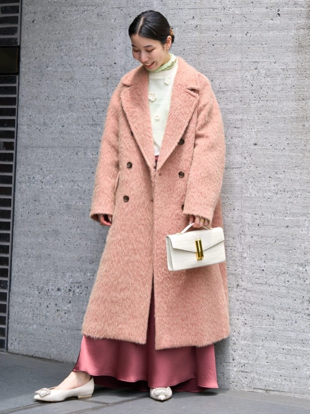 「TOMORROWLAND、トゥモローランド、ballsey、MACPHEE、DeMEllier、pippichic、チェスターコート、シャギーコート、ピンク、サテンスカート、マーメイドスカート、フラワープリント」｜「PippichicのPIPPICHIC ANNA V JEWERLY 13 ガラスレザー フラットシューズ（その他シューズ、ベージュ系）」を使った、Nito_TOMORROWLANDさん（レディース・158cm）の秋コーディネートの1枚目の写真