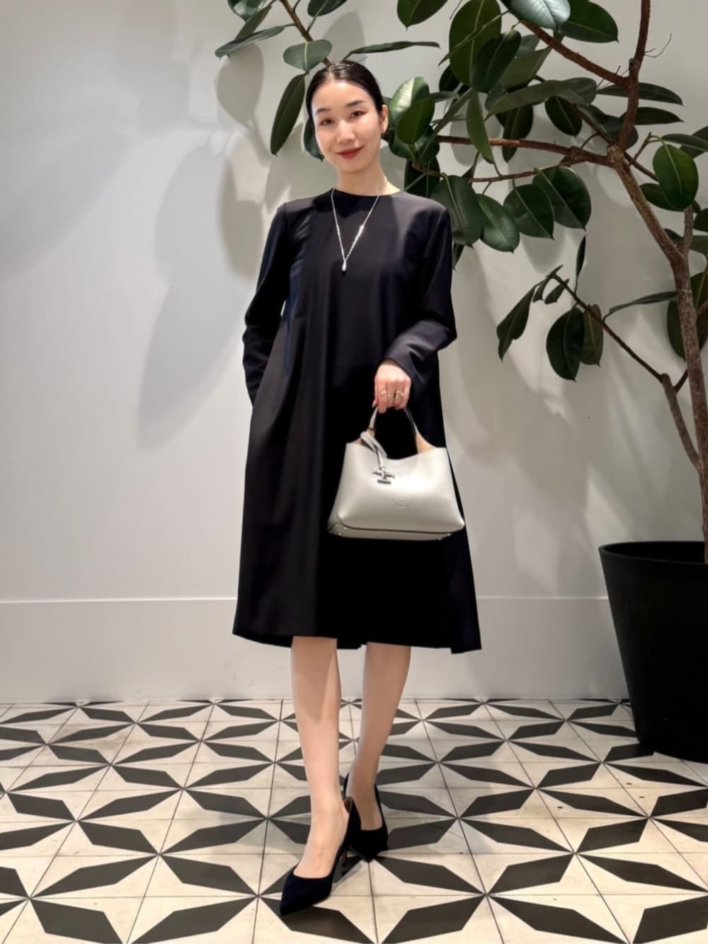 「TOMORROWLAND、トゥモローランド、ballsey、TOD'S、ワンピース、大人カジュアル、セレモニー、オケージョン」｜「TOMORROWLAND のコットンジャージー キャミソール（キャミソール、ブラック系）」を使った、Nito_TOMORROWLANDさん（レディース・158cm）の夏コーディネートの1枚目の写真