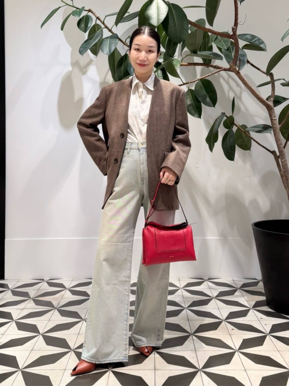 ホワイト系のシャツ/ブラウス、ホワイト系のキャミソール、ブラウン系のノーカラージャケットを着用したレディースの冬コーディネートの1枚目の写真