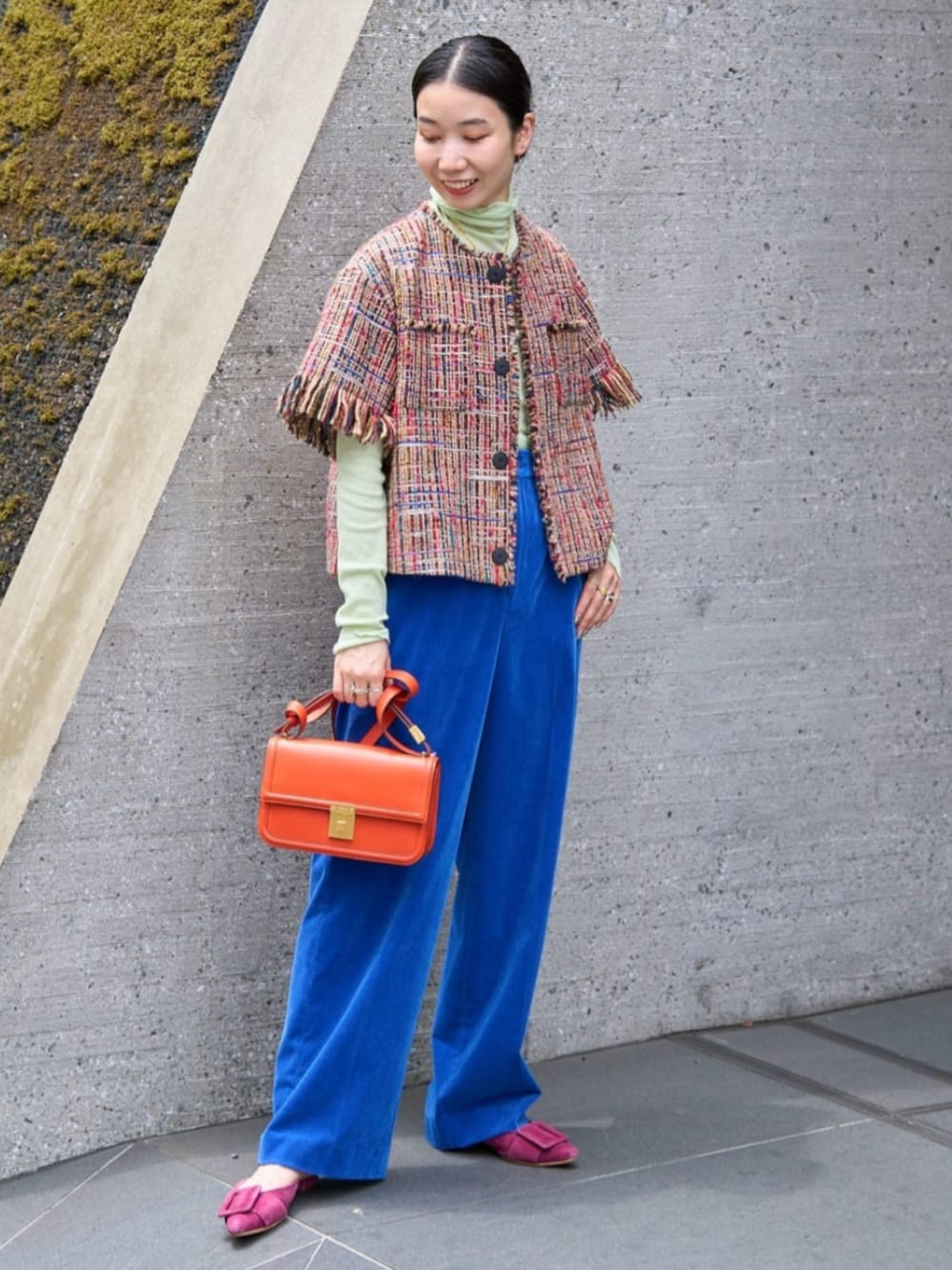 「TOMORROWLAND、トゥモローランド、ballsey、MACPHEE、DeMEllier、ツイードジャケット、半袖ジャケット、マルチツイード、フリンジ、カラーコーデ、コーデュロイパンツ、ブルー、大人カジュアル」｜「MACPHEEのマルチツイード ラウンドカラージャケット（ノーカラージャケット、レッド系）」を使った、Nito_TOMORROWLANDさん（レディース・158cm）の夏コーディネートの1枚目の写真