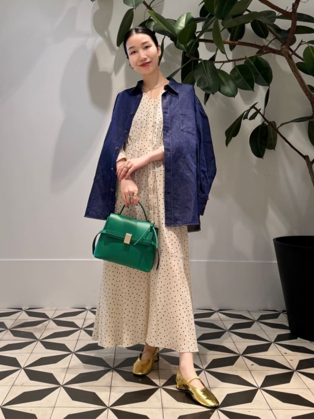 「TOMORROWLAND、トゥモローランド、ballsey、MACPHEE、aeyde、MARIHA、Atelier TOMORROWLAND、デニムシャツ、ドット、ドット柄、ワンピース、大人カジュアル」｜「TOMORROWLAND のコットンジャージー キャミソール（キャミソール、ホワイト系）」を使った、Nito_TOMORROWLANDさん（レディース・158cm）の夏コーディネートの1枚目の写真