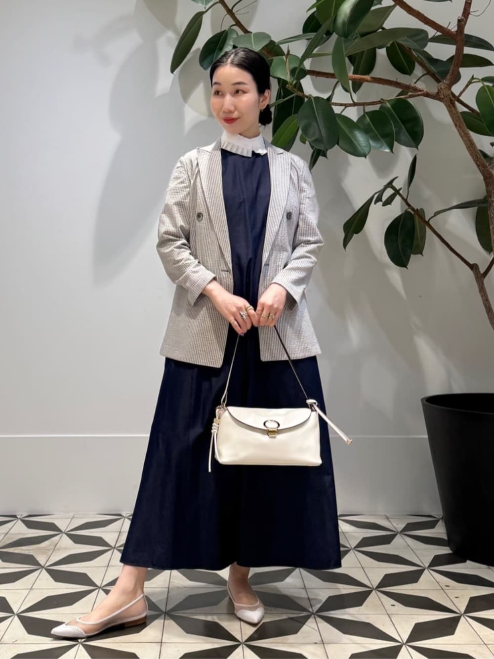 「TOMORROWLAND、TOMORROWLAND collection、トゥモローランド、ballsey、Atelier TOMORROWLAND、NEBULONIE、ストライプジャケット、デニムワンピース、ワンピース、半袖シャツ、フリルシャツ、大人カジュアル」｜「TOMORROWLAND のコットンジャージー キャミソール（キャミソール、ホワイト系）」を使った、Nito_TOMORROWLANDさん（レディース・158cm）の春コーディネートの1枚目の写真