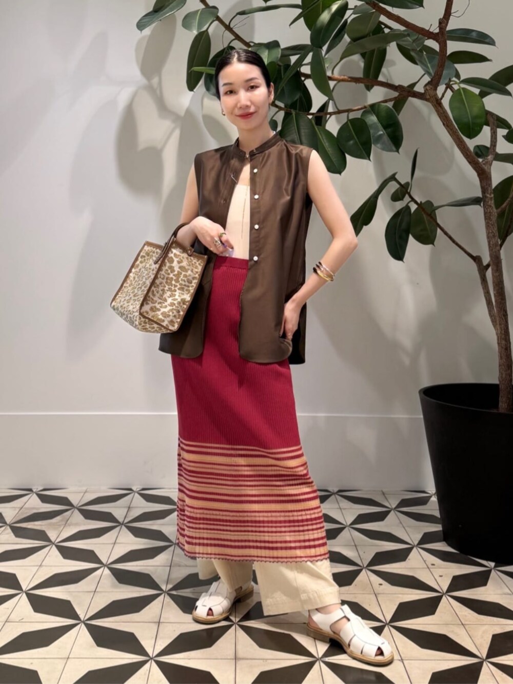 ベージュ系のトートバッグ、ホワイト系のキャミソール、ベージュ系のその他パンツを着用したレディースの夏コーディネートの1枚目の写真